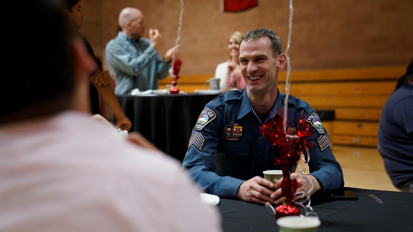 CSPD officer enjoys coffee while chatting with students