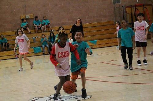 Elementary students playing in peewee basketball
